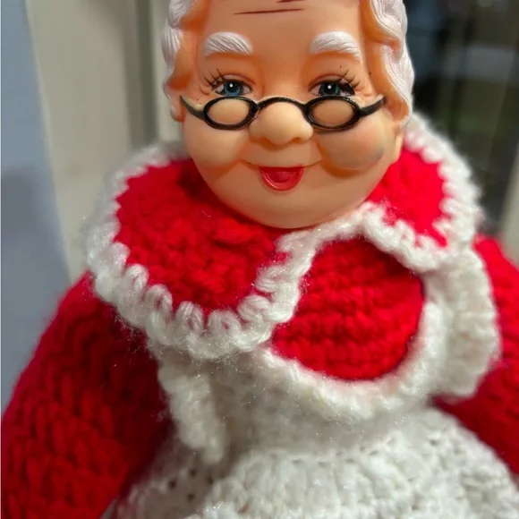 Santa and Mrs Claus Hand Made Crochet Dolls 1980s Vintage